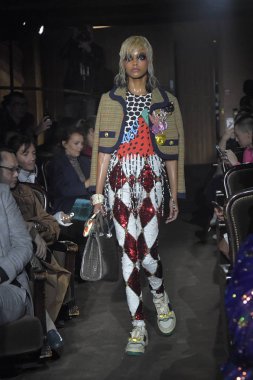 Paris, Fransa - 24 Eylül: Bir model üzerinde 24 Eylül 2018 Paris, Fransa'da Paris moda hafta ilkbahar/yaz 2019 sırasında Gucci Show'da pist yürür. 