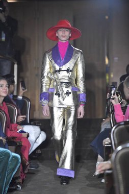 Paris, Fransa - 24 Eylül: Bir model üzerinde 24 Eylül 2018 Paris, Fransa'da Paris moda hafta ilkbahar/yaz 2019 sırasında Gucci Show'da pist yürür. 