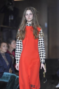 Paris, Fransa - 24 Eylül: Bir model üzerinde 24 Eylül 2018 Paris, Fransa'da Paris moda hafta ilkbahar/yaz 2019 sırasında Gucci Show'da pist yürür. 