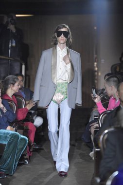 Paris, Fransa - 24 Eylül: Bir model üzerinde 24 Eylül 2018 Paris, Fransa'da Paris moda hafta ilkbahar/yaz 2019 sırasında Gucci Show'da pist yürür. 
