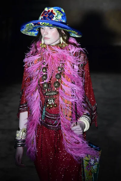 Paris Franciaország Szeptember Modell Sétál Kifutópálya Gucci Show Alatt Paris — Stock Fotó