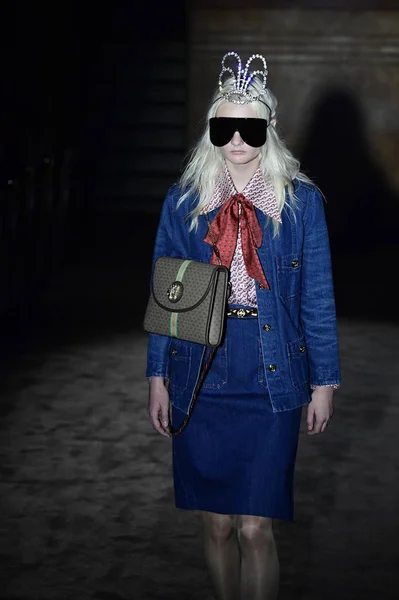 Paris Frankrijk September Een Model Loopt Baan Gucci Show Tijdens — Stockfoto