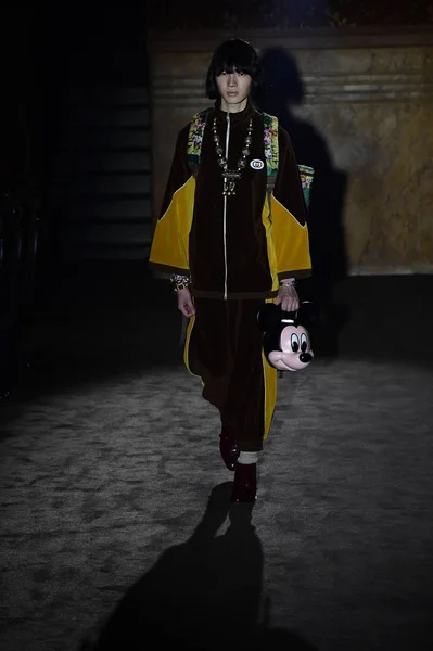 Paris França Setembro Modelo Caminha Passarela Desfile Gucci Durante Paris — Fotografia de Stock