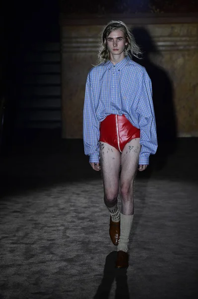 モデルが 2018 日でパリ フランスのパリ ロンドンファッションウィークの春 2019年中にグッチのショーで滑走路を歩くパリ フランス — ストック写真
