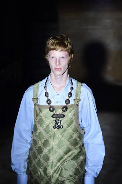 Paris França Setembro Modelo Caminha Passarela Desfile Gucci Durante Paris — Fotografia de Stock