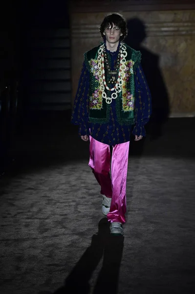 Paris França Setembro Modelo Caminha Passarela Desfile Gucci Durante Paris — Fotografia de Stock