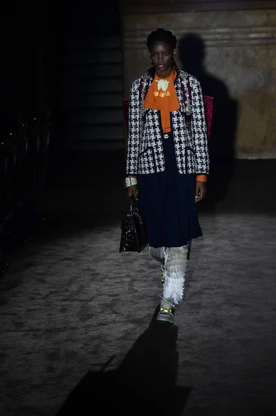 法国巴黎 9月24日 2018年9月24日 在法国巴黎举行的2019年春夏时装周上 一名模特在Gucci时装秀上走秀 — 图库照片