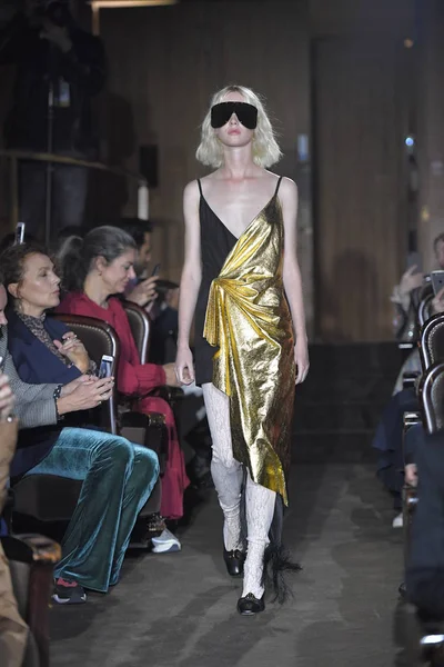 Paris Franciaország Szeptember Modell Sétál Kifutópálya Gucci Show Alatt Paris — Stock Fotó