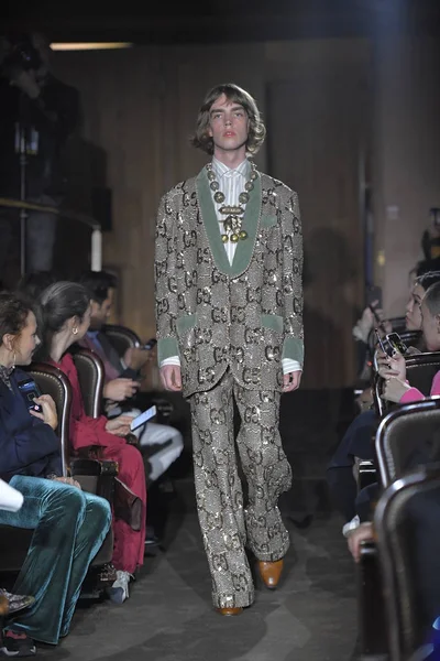 Paris França Setembro Modelo Caminha Passarela Desfile Gucci Durante Paris — Fotografia de Stock