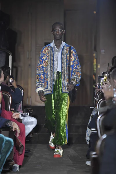 París Francia Septiembre Una Modelo Camina Por Pasarela Espectáculo Gucci — Foto de Stock