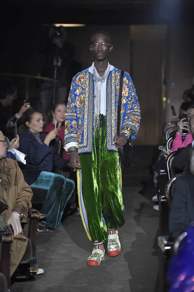 París Francia Septiembre Una Modelo Camina Por Pasarela Espectáculo Gucci — Foto de Stock