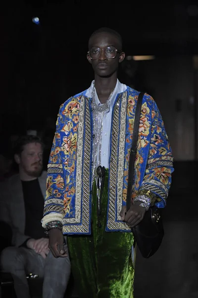 Paris Franciaország Szeptember Modell Sétál Kifutópálya Gucci Show Alatt Paris — Stock Fotó