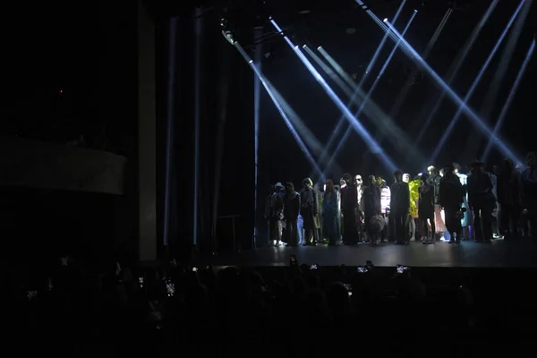 Paris France September Models Pose Stage Gucci Show Paris Fashion — Stock Photo, Image