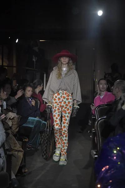 París Francia Septiembre Una Modelo Camina Por Pasarela Espectáculo Gucci —  Fotos de Stock