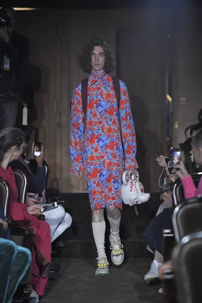 法国巴黎 9月24日 2018年9月24日 在法国巴黎举行的2019年春夏时装周上 一名模特在Gucci时装秀上走秀 — 图库照片