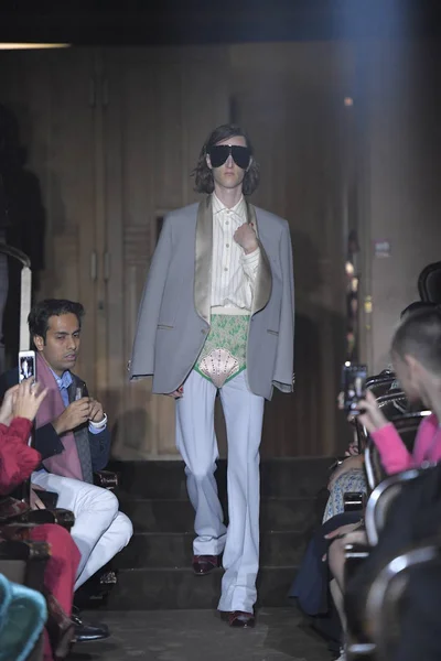 Paris Frankrijk September Een Model Loopt Baan Gucci Show Tijdens — Stockfoto