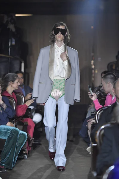 モデルが 2018 日でパリ フランスのパリ ロンドンファッションウィークの春 2019年中にグッチのショーで滑走路を歩くパリ フランス — ストック写真
