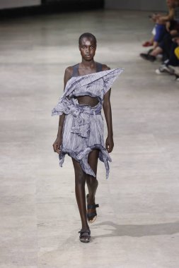 Paris, Fransa - 28 Eylül: Manken pist Issey Miyake gösterisi sırasında Paris moda hafta kadın giyim ilkbahar/yaz 2019 kapsamında 28 Eylül 2018 Paris, Fransa'da yürür.