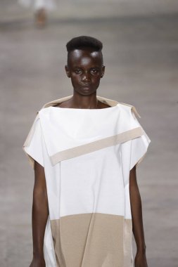 Paris, Fransa - 28 Eylül: Manken pist Issey Miyake gösterisi sırasında Paris moda hafta kadın giyim ilkbahar/yaz 2019 kapsamında 28 Eylül 2018 Paris, Fransa'da yürür.