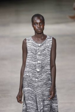 Paris, Fransa - 28 Eylül: Manken pist Issey Miyake gösterisi sırasında Paris moda hafta kadın giyim ilkbahar/yaz 2019 kapsamında 28 Eylül 2018 Paris, Fransa'da yürür.