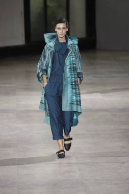 Paris, Fransa - 28 Eylül: Manken pist Issey Miyake gösterisi sırasında Paris moda hafta kadın giyim ilkbahar/yaz 2019 kapsamında 28 Eylül 2018 Paris, Fransa'da yürür.