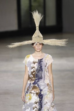 Paris, Fransa - 28 Eylül: Manken pist Issey Miyake gösterisi sırasında Paris moda hafta kadın giyim ilkbahar/yaz 2019 kapsamında 28 Eylül 2018 Paris, Fransa'da yürür.