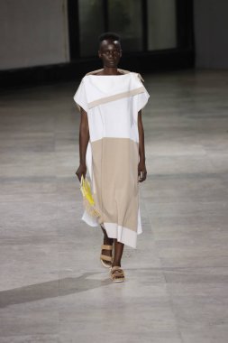 Paris, Fransa - 28 Eylül: Manken pist Issey Miyake gösterisi sırasında Paris moda hafta kadın giyim ilkbahar/yaz 2019 kapsamında 28 Eylül 2018 Paris, Fransa'da yürür.