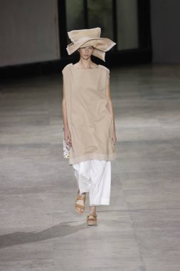 Paris, Fransa - 28 Eylül: Manken pist Issey Miyake gösterisi sırasında Paris moda hafta kadın giyim ilkbahar/yaz 2019 kapsamında 28 Eylül 2018 Paris, Fransa'da yürür.