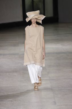 Paris, Fransa - 28 Eylül: Manken pist Issey Miyake gösterisi sırasında Paris moda hafta kadın giyim ilkbahar/yaz 2019 kapsamında 28 Eylül 2018 Paris, Fransa'da yürür.