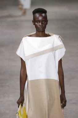 Paris, Fransa - 28 Eylül: Manken pist Issey Miyake gösterisi sırasında Paris moda hafta kadın giyim ilkbahar/yaz 2019 kapsamında 28 Eylül 2018 Paris, Fransa'da yürür.