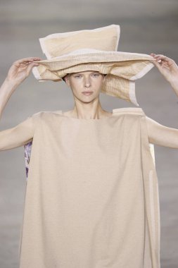 Paris, Fransa - 28 Eylül: Manken pist Issey Miyake gösterisi sırasında Paris moda hafta kadın giyim ilkbahar/yaz 2019 kapsamında 28 Eylül 2018 Paris, Fransa'da yürür.