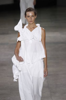 Paris, Fransa - 28 Eylül: Manken pist Issey Miyake gösterisi sırasında Paris moda hafta kadın giyim ilkbahar/yaz 2019 kapsamında 28 Eylül 2018 Paris, Fransa'da yürür.