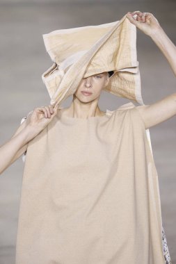 Paris, Fransa - 28 Eylül: Manken pist Issey Miyake gösterisi sırasında Paris moda hafta kadın giyim ilkbahar/yaz 2019 kapsamında 28 Eylül 2018 Paris, Fransa'da yürür.