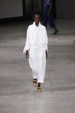 Paris, Fransa - 28 Eylül: Manken pist Issey Miyake gösterisi sırasında Paris moda hafta kadın giyim ilkbahar/yaz 2019 kapsamında 28 Eylül 2018 Paris, Fransa'da yürür.