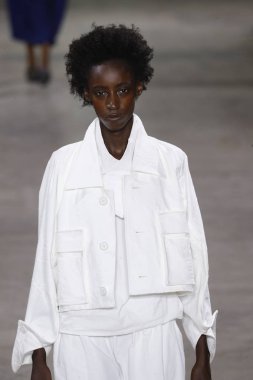 Paris, Fransa - 28 Eylül: Manken pist Issey Miyake gösterisi sırasında Paris moda hafta kadın giyim ilkbahar/yaz 2019 kapsamında 28 Eylül 2018 Paris, Fransa'da yürür.