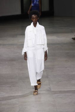 Paris, Fransa - 28 Eylül: Manken pist Issey Miyake gösterisi sırasında Paris moda hafta kadın giyim ilkbahar/yaz 2019 kapsamında 28 Eylül 2018 Paris, Fransa'da yürür.