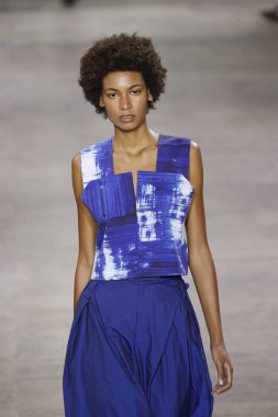 Paris, Fransa - 28 Eylül: Manken pist Issey Miyake gösterisi sırasında Paris moda hafta kadın giyim ilkbahar/yaz 2019 kapsamında 28 Eylül 2018 Paris, Fransa'da yürür.