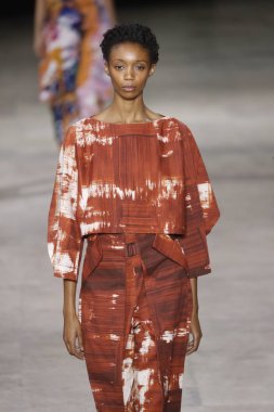 Paris, Fransa - 28 Eylül: Manken pist Issey Miyake gösterisi sırasında Paris moda hafta kadın giyim ilkbahar/yaz 2019 kapsamında 28 Eylül 2018 Paris, Fransa'da yürür.