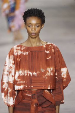 Paris, Fransa - 28 Eylül: Manken pist Issey Miyake gösterisi sırasında Paris moda hafta kadın giyim ilkbahar/yaz 2019 kapsamında 28 Eylül 2018 Paris, Fransa'da yürür.