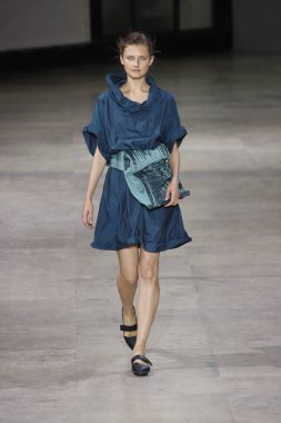 Paris, Fransa - 28 Eylül: Manken pist Issey Miyake gösterisi sırasında Paris moda hafta kadın giyim ilkbahar/yaz 2019 kapsamında 28 Eylül 2018 Paris, Fransa'da yürür.