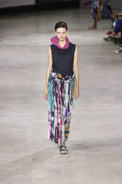 Paris, Fransa - 28 Eylül: Manken pist Issey Miyake gösterisi sırasında Paris moda hafta kadın giyim ilkbahar/yaz 2019 kapsamında 28 Eylül 2018 Paris, Fransa'da yürür.