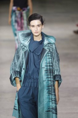 Paris, Fransa - 28 Eylül: Manken pist Issey Miyake gösterisi sırasında Paris moda hafta kadın giyim ilkbahar/yaz 2019 kapsamında 28 Eylül 2018 Paris, Fransa'da yürür.
