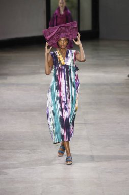 Paris, Fransa - 28 Eylül: Manken pist Issey Miyake gösterisi sırasında Paris moda hafta kadın giyim ilkbahar/yaz 2019 kapsamında 28 Eylül 2018 Paris, Fransa'da yürür.