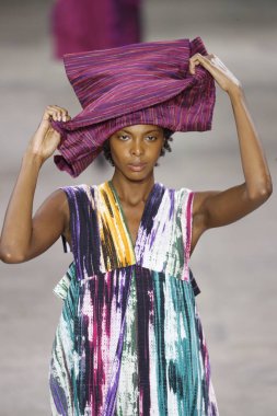 Paris, Fransa - 28 Eylül: Manken pist Issey Miyake gösterisi sırasında Paris moda hafta kadın giyim ilkbahar/yaz 2019 kapsamında 28 Eylül 2018 Paris, Fransa'da yürür.