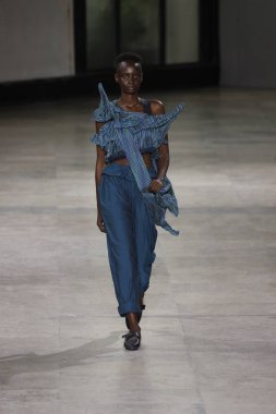 Paris, Fransa - 28 Eylül: Manken pist Issey Miyake gösterisi sırasında Paris moda hafta kadın giyim ilkbahar/yaz 2019 kapsamında 28 Eylül 2018 Paris, Fransa'da yürür.