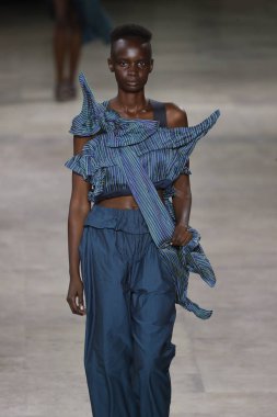 Paris, Fransa - 28 Eylül: Manken pist Issey Miyake gösterisi sırasında Paris moda hafta kadın giyim ilkbahar/yaz 2019 kapsamında 28 Eylül 2018 Paris, Fransa'da yürür.