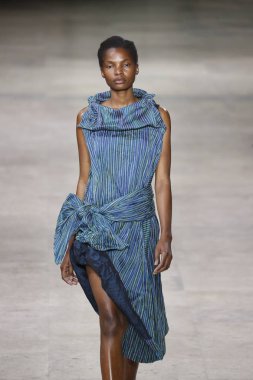 Paris, Fransa - 28 Eylül: Manken pist Issey Miyake gösterisi sırasında Paris moda hafta kadın giyim ilkbahar/yaz 2019 kapsamında 28 Eylül 2018 Paris, Fransa'da yürür.