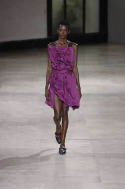 Paris, Fransa - 28 Eylül: Manken pist Issey Miyake gösterisi sırasında Paris moda hafta kadın giyim ilkbahar/yaz 2019 kapsamında 28 Eylül 2018 Paris, Fransa'da yürür.