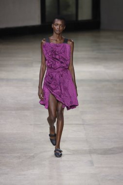 Paris, Fransa - 28 Eylül: Manken pist Issey Miyake gösterisi sırasında Paris moda hafta kadın giyim ilkbahar/yaz 2019 kapsamında 28 Eylül 2018 Paris, Fransa'da yürür.