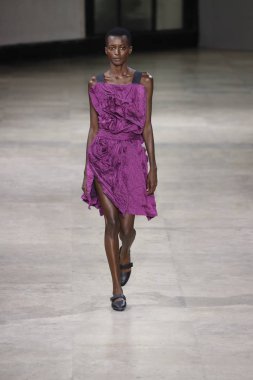 Paris, Fransa - 28 Eylül: Manken pist Issey Miyake gösterisi sırasında Paris moda hafta kadın giyim ilkbahar/yaz 2019 kapsamında 28 Eylül 2018 Paris, Fransa'da yürür.